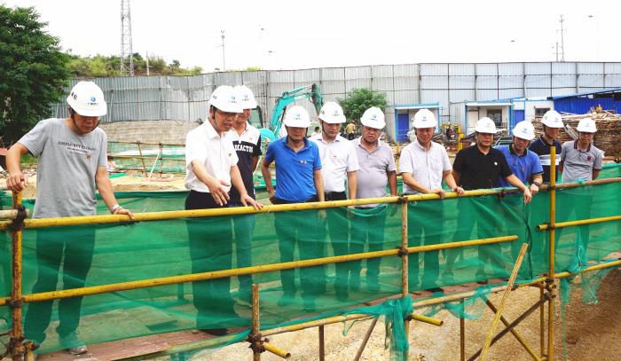 2.1陳祖訓深入施工現(xiàn)場進行檢查指導。謝微旋 攝700.JPG
