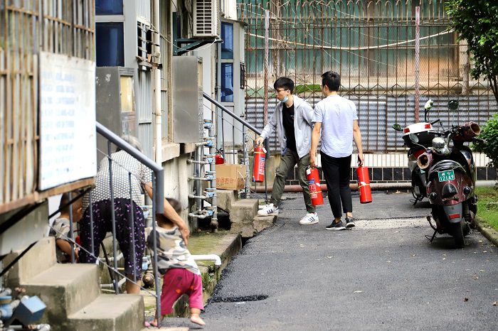4.1服務(wù)隊(duì)把滅火器按標(biāo)準(zhǔn)放到每個單位3層樓的位置.JPG