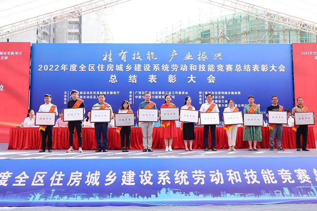 三分公司黨支部書記、副總經(jīng)理李振樞（左三）上臺領(lǐng)取“優(yōu)勝單位”獎(jiǎng).jpg